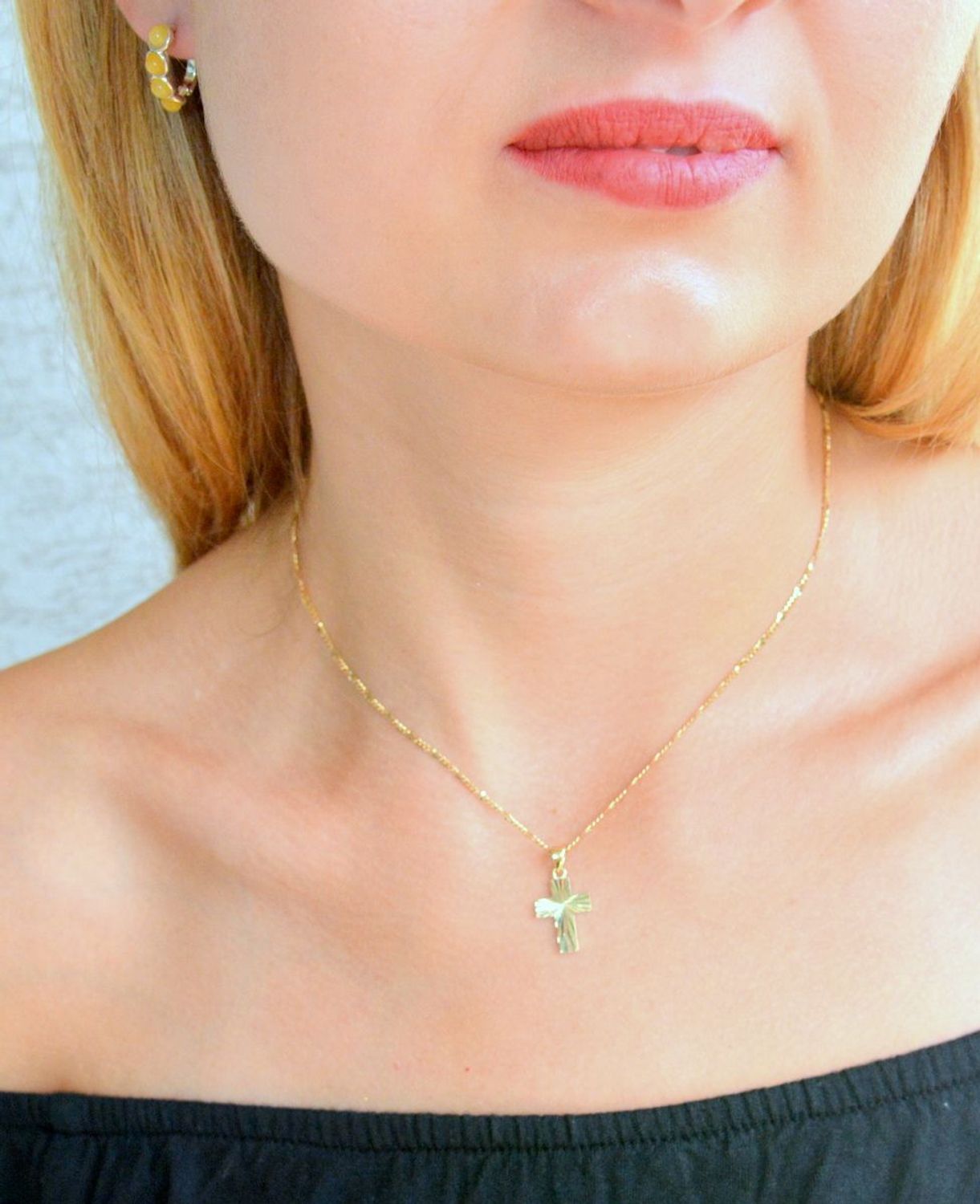 Złota zawieszka 375 krzyżyk z ozdobnym grawerowaniem ZA 3823 375. Złota zawieszka krzyżyk. Złoty krzyżyk damski, męski. Zawieszka krzyżyk z grawerowaniem. Złoty krzyżyk idealny na prezent (1).jpg